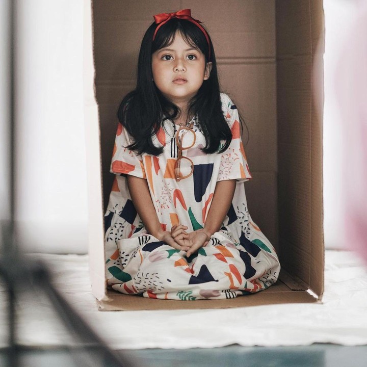 <p>Pada foto ini, Miska tampil anggun dengan <em>dress</em> bermotif, disertai bando berwarna merah dan rambut terurai.<em> "Anak desta yg ini lawak woii. Sumpeh. Aku nge fans sama bocah inii (emoji),"</em> tulis akun @fadila****** dalam kolom komentar. (Foto: Instagram @desta80s)</p>