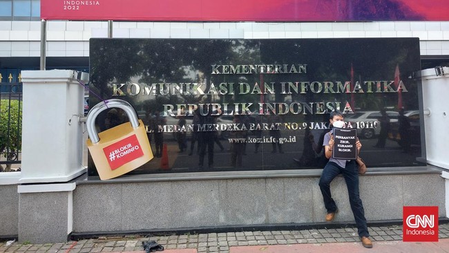 Banjir kritik terhadap aturan PSE Kominfo terjadi di Twitter lewat #BlokirKominfo. Menkominfo Johnny G Plate pun berucap terima kasih.