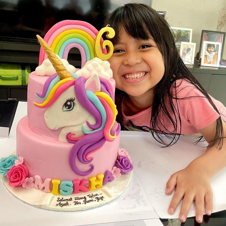 <p>Miskha, anak kedua Natasha Rizky dan Desta belum lama ini berulang tahun yang keenam, Bunda. Pemilik nama lengkap Miskha Arrawfa Najma itu tampak sangat ceria berpose di samping kue ulang tahunnya yang bertema unicorn. (Foto: Instagram @desta80s)</p>