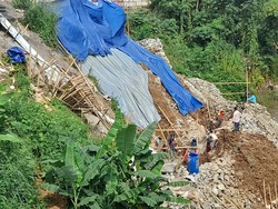 Agar Proyek Cepat Kelar, Pekerja di Tembok Antilongsor Cilebut Lembur