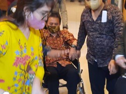 12 Jam Diperiksa Jadi Tersangka, Roy Suryo Tumbang-Keluar Pakai Kursi Roda