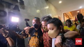 Lemas dan Berkursi Roda Usai Diperiksa, Roy Suryo Tak  Ditahan