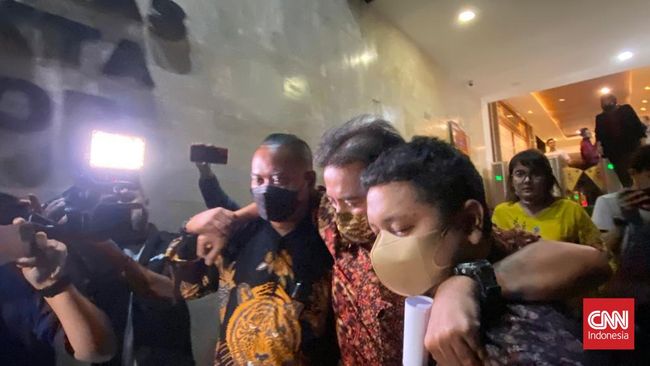 Roy Suryo Dipapah dan Pakai Penyangga Leher Usai 10 Jam Diperiksa