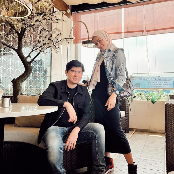 <p>Sean Michael Alexander adalah anak pertama aktris Olla Ramlan dari pernikahan yang berakhir cerai dengan Alex Tian. Tahun ini, usia Sean genap 20 tahun, Bunda. (Foto: Instagram @ollaramlan)</p>