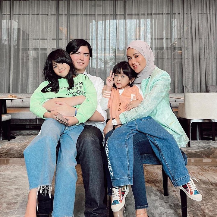 <p>Selain dekat dengan Olla, Sean juga tampak akrab dengan kedua adiknya. Inilah potret Sean yang tersenyum lebar sembari memangku sang adik. Nah, kira-kira paras tampan Sean mirip Tom Cruise enggak nih, Bunda? (Foto: Instagram @ollaramlan)</p>
