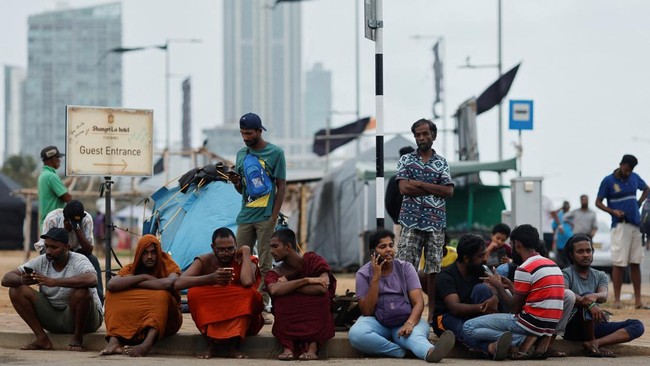 Ratusan orang di Sri Lanka menggelar aksi unjuk rasa memprotes kebijakan pajak tinggi, inflasi, dan dugaan penindasan.