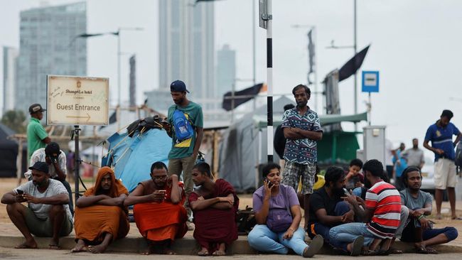 Warga Sri Lanka Demo Tolak Kenaikan Pajak 30 Persen Ratusan orang di Sri Lanka menggelar aksi unjuk rasa memprotes kebijakan pajak tinggi, inflasi, dan dugaan penindasan.