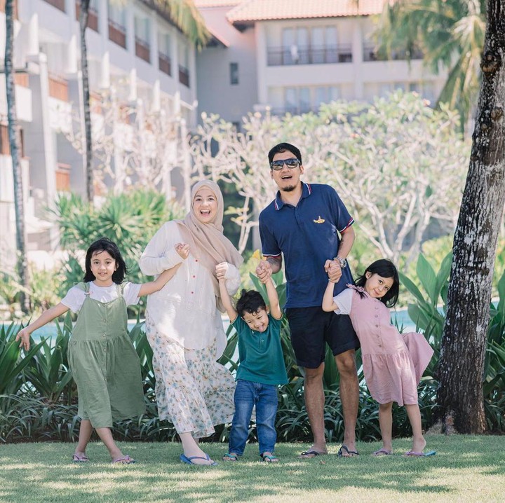 <p>Tak hanya membagikan momen kebersamaan di rumah, Desta juga mengunggah foto keceriaan keluarganya saat berlibur di Bali. (Foto: Instagram @desta80s)</p>