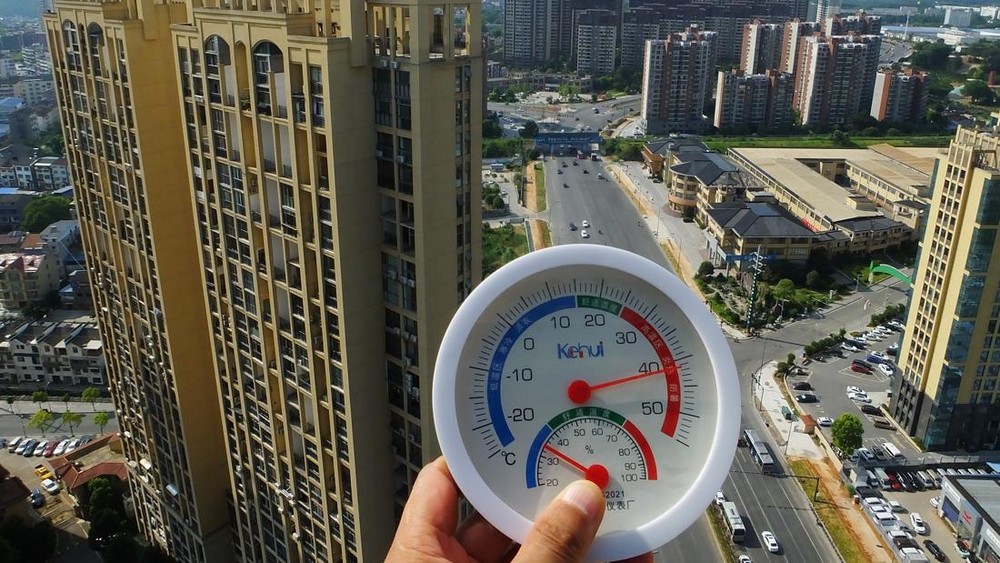 Termometer menunjukkan suhu permukaan telah melebihi 40 derajat di Yichang, Provinsi Hubei, Cina, pada 14 Juli 2022. (Future Publishing via Getty Images)ges)