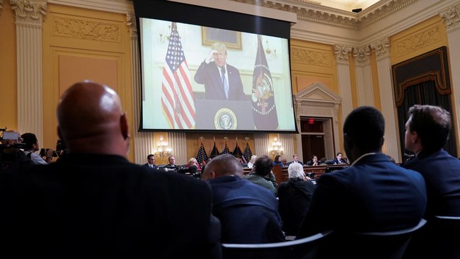 Donald Trump disebut tak melakukan apa-apa saat kerusuhan terjadi di Gedung Capitol Hill pada 6 Januari lalu, hal itu jadi bahan olok-olok di sidang.
