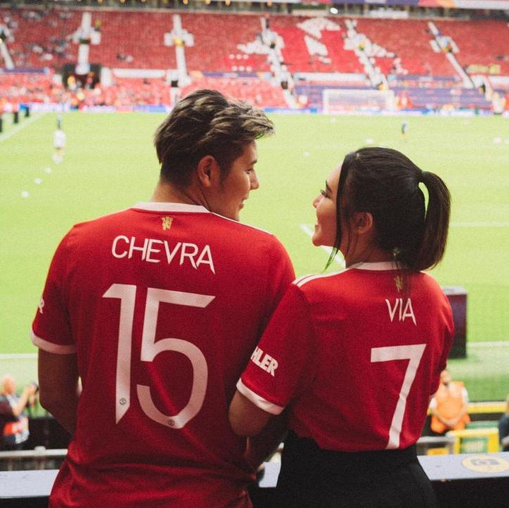 <p>Pasangan ini tampil kompak mengenakan jersey sepakbola klub Manchester United, Bunda. Via dan Chevra mengenakan baju dengan nama masing-masing di punggung mereka. (Foto: Instagram @chevra_yo88 @viavallen @moirephoto)</p>