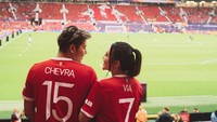 <p>Pasangan ini tampil kompak mengenakan jersey sepakbola klub Manchester United, Bunda. Via dan Chevra mengenakan baju dengan nama masing-masing di punggung mereka. (Foto: Instagram @chevra_yo88 @viavallen @moirephoto)</p>