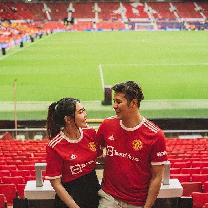 <p>Tak lama usai menikah, Via Vallen dan Chevra Yolandi langsung melakukan bulan madu. Mereka berbulan madu Inggris untuk mengunjungi Stadium Old Trafford yang menjadi markas tim sepakbola Manchester United. (Foto: Instagram @chevra_yo88 @viavallen @moirephoto)</p>