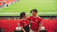 Via Vallen & Suami Bulan Madu di Inggris, Foto di Markas Manchester United