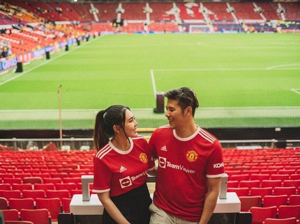 Via Vallen & Suami Bulan Madu di Inggris, Foto di Markas Manchester United