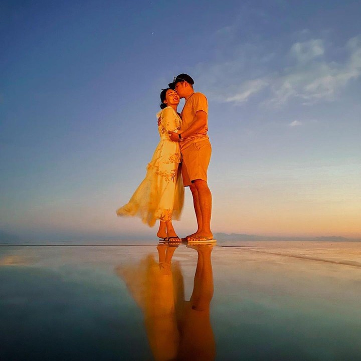 <p>Enggak cuma membagikan foto-foto romantis di stadium, Via Vallen dan Chevra Yolandi juga terlihat menghabiskan waktu bersama di pantai. Mereka berpose tepat di waktu matahari tenggelam yang membuat suasana semakin romantis. (Foto: Instagram @chevra_yo88)</p>