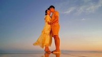<p>Enggak cuma membagikan foto-foto romantis di stadium, Via Vallen dan Chevra Yolandi juga terlihat menghabiskan waktu bersama di pantai. Mereka berpose tepat di waktu matahari tenggelam yang membuat suasana semakin romantis. (Foto: Instagram @chevra_yo88)</p>