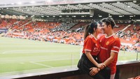 <p>Bahagia bisa mengunjungi stadium klub favorit mereka, pasangan ini tak lupa mengabadikan momen romantis di sana. Keduanya berpose dari bangku penonton dengan sangat mesra, nih. (Foto: Instagram @chevra_yo88 @viavallen @moirephoto)</p>