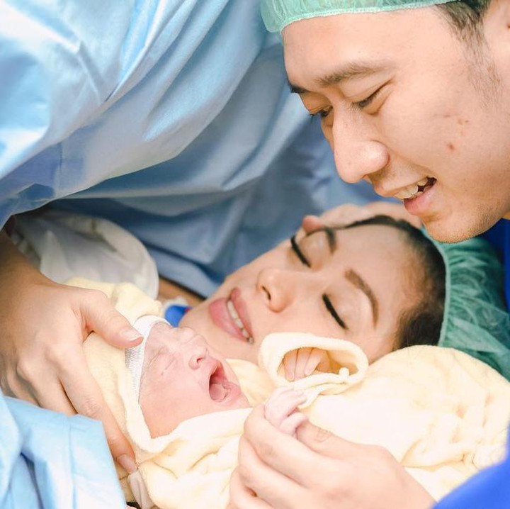 <p>Putrinya juga lahir dalam kondisi sehat dan lengkap. Ini menjadi anugerah yang luar biasa bagi dirinya. "Telah lahir Putri Ke-dua, Anak ke-Empat dari pasangan Edhie Baskoro Yudhoyono & Siti Rubi Aliya Rajasa dengan selamat lancar tanpa kurang satu apapun. Terima Kasih untuk semua anugrah dan kemuliaan ini. Salam Sehat dan Bahagia selalu," tuturnya. (Foto: Instagram @ibasyudhoyono dan @ruby_26)<br /><br /><br /></p>