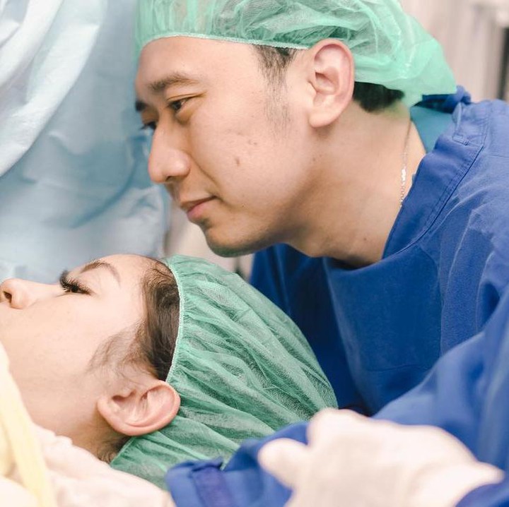 <p>Ibas juga mengungkapkan rasa bahagia yang begitu besar atas kelahiran anaknya, Bunda. "Alhamdulillah Wasyukurilah, Wanikmatilah Lahawlawalakuata Ilabilah. Tepatnya, tanggal 22 Juli 2022 di Jum’at berkah dan bahagia untuk kami sekeluarga #EBYFAMILY," tulisnya, dikutip dari akun Instagram @ibasyudhoyono. (Foto: Instagram @ibasyudhoyono dan @ruby_26)<br /><br /><br /></p>