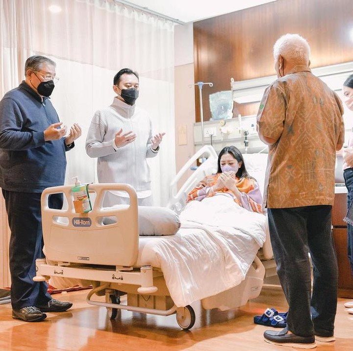 <p>Pasangan Edhie Baskoro Yudhoyono atau Ibas dan istrinya, Siti Rubi Aliya Rajasa, menyambut kelahiran anak keempat, Bunda. (Foto: Instagram @ibasyudhoyono dan @ruby_26)<br /><br /><br /></p>
