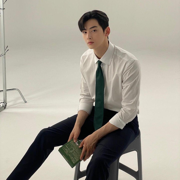 <p>Sebagai informasi, Cha Eun Woo tengah mengunjungi Indonesia, Bunda. Ia hadir untuk bertemu penggemar di Tanah Air dengan tajuk <em>2022 Just One 10 Minute - Starry Caravan</em>. (Foto: Instagram @eunwo.o_c)<br /><br /><br /></p>