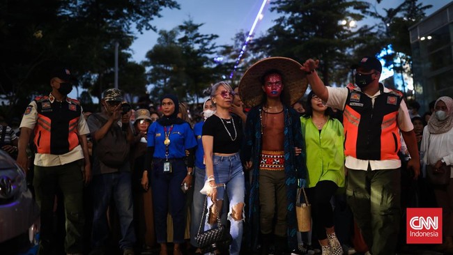 Wagub DKI Ahmad Riza Patria mengatakan bakal mengkaji usulan Citayam Fashion Week digelar setiap hari bebas kendaraan bermotor atau car free day (CFD)
