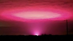 FOTO: Fenomena Cahaya Pink Misterius di Langit Australia
