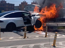 Pihak Tesla Bicara soal Mobil Jimmy Lin yang Terbakar Usai Tabrakan