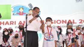 FOTO: Jokowi Main Sulap di Hari Anak Nasional
