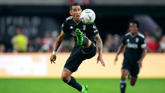 Insiden Angel Di Maria bertabrakan dengan wasit pada laga persahabatan Juventus vs Chivas Guadalajara, mendadak viral di dunia maya.