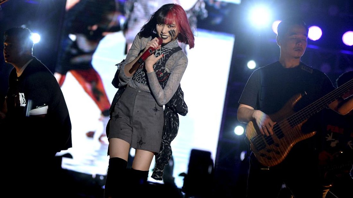 FOTO: Isyana Sarasvati Undang Iwan Fals di Konsernya