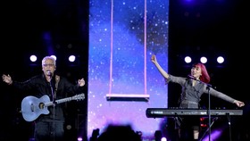 FOTO: Isyana Sarasvati Undang Iwan Fals di Konsernya