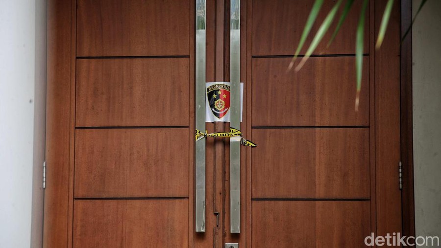 Tim penyidik kepolisian melakuan pra rekonstruksi di kediaman Ferdy Sambo, Duren Tiga, Jakarta Selatan, Sabtu (23/7).  Pra rekonstrusi penembakan Brigadir J masih berlangsung hingga saat ini.