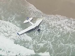 Ngeri! Pesawat Kecil Jatuh di Pantai California saat Ada Kompetisi