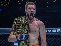 ONE Championship: Sikat Bigdash, De Ridder Pertahankan Gelar Juara