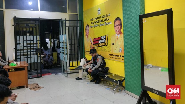 Polisi mengosongkan kantor Partai Golkar Sulawesi Selatan yang berada di Jalan Botolempangan, Kota Makassar usai bentrok antar kader internal.