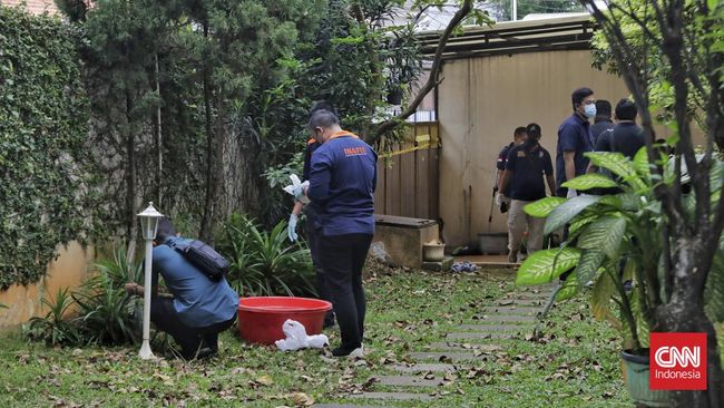 CCTV Vital Gambarkan Situasi Utuh Pembunuhan Brigadir J Ditemukan Direktur Tindak Pidana Umum Bareskrim Polri Brigjen Andi Rian menyebut rekaman CCTV itu menggambarkan situasi pembunuhan Brigadir J di rumah dinas Ferdy Sambo.