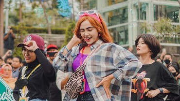 img-title Tampil di Citayam Fashion Week, Rina Nose Dipuji 'Citayam Banget'