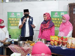 Ikut Panen Juragan Lele Lalap, Sandiaga Kagum Ada Olahan Bakso Lele