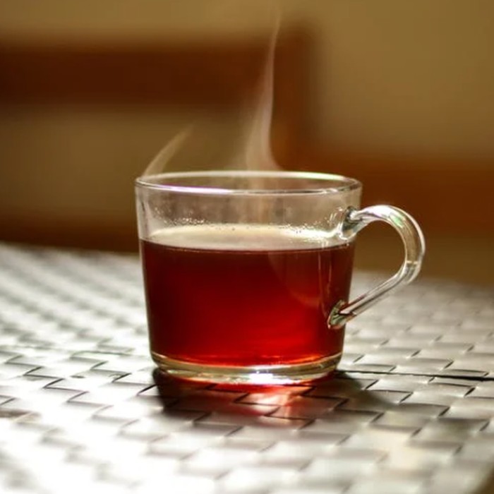 Teh rooibos merupakan teh herbal bebas kafein yang terbuat dari daun tanaman Aspalathus linearis. Teh berwarna cokelat kemerahan ini terkenal karena rasanya yang manis dan beraroma tanah serta beragam manfaat kesehatan.