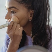 Cara Biar Saat Pakai Foundation Tidak Cakey dan Bisa Tahan Lama di Wajah