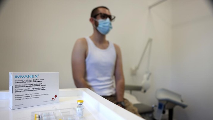 LONDON, ENGLAND - JULY 23: A man receives a vaccination dose against monkeypox on July 23, 2022 in London, England. The NHS is expanding its monkeypox vaccine rollout in London as monkeypox cases continue to increase in the capital. Monkeypox, a rare disease, is part of the same family of viruses as smallpox. (Photo by Hollie Adams/Getty Images)