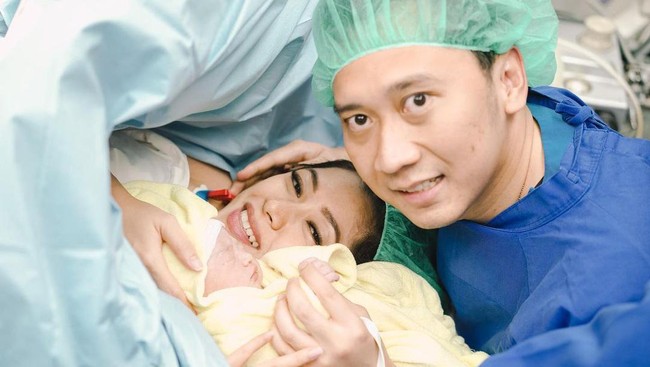 Ketua Fraksi Partai Demokrat Edhie Baskoro Yudhoyono (Ibas) dikaruniasi anak keempat. Sang istri, Aliya Rajasa, melahirkan putri bungsunya pada Jumat (27/7).