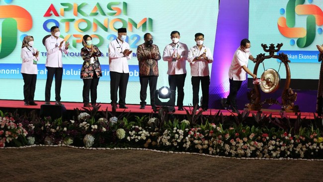 Penguatan implementasi pembangunan berkelanjutan di daerah disebut sangat krusial di tengah tingkat daya saing Indonesia di posisi ke-44 pada tahun ini.