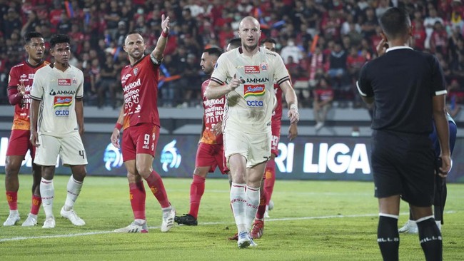 Komite Wasit PSSI memberi hukuman terhadap 12 perangkat wasit yang diistirahatkan mulai pekan keempat Liga 1.