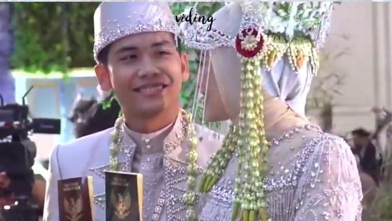 Bintang Emon Bintang Emon resmi menikah dengan Alca.
