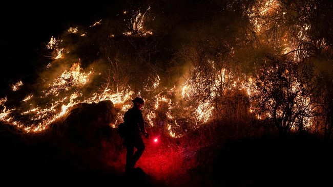 FOTO: Gelombang Panas, Merah Api Hanguskan Hutan di California