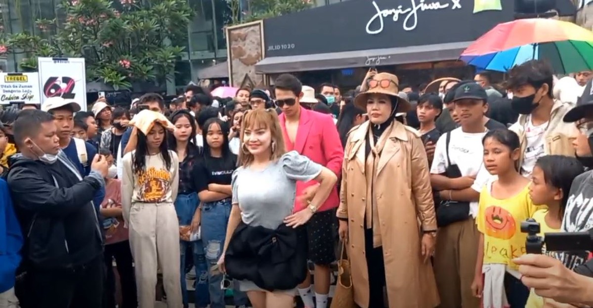 Irma Darmawangsa dan Elly Sugigi di Citayam Fashion Week