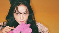 <p>Selain cantik dan elegan, Jisoo BLACKPINK juga memiliki sisi <em>cute</em> dalam penampilannya. Ia kerap tampil menggemaskan di beberapa sesi pemotretan mereka, Bunda. (Foto: Instagram @sooyaaa__)</p>